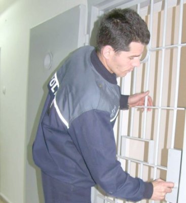 Bărbatul care a sechestrat o tânără şi a violat-o într-un hotel rămâne în arest